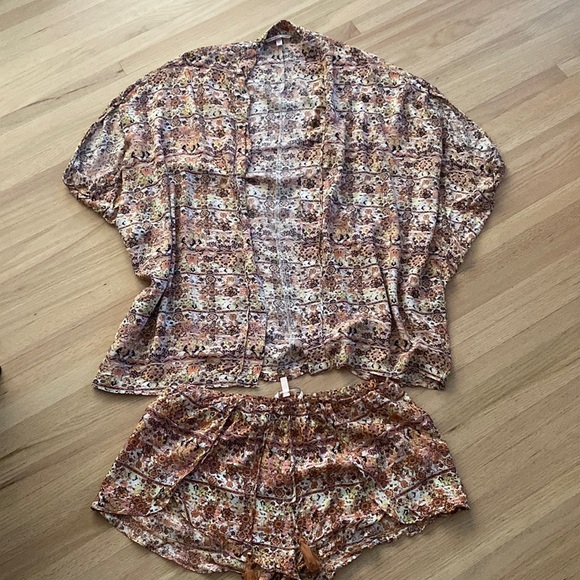 Victoria’s Secret Beach Coverup Set - Picture 4 of 10